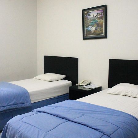 Carica Homestay Surabaya Eksteriør billede