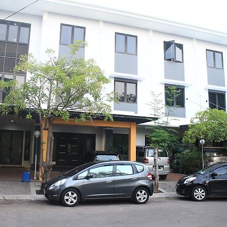 Carica Homestay Surabaya Eksteriør billede