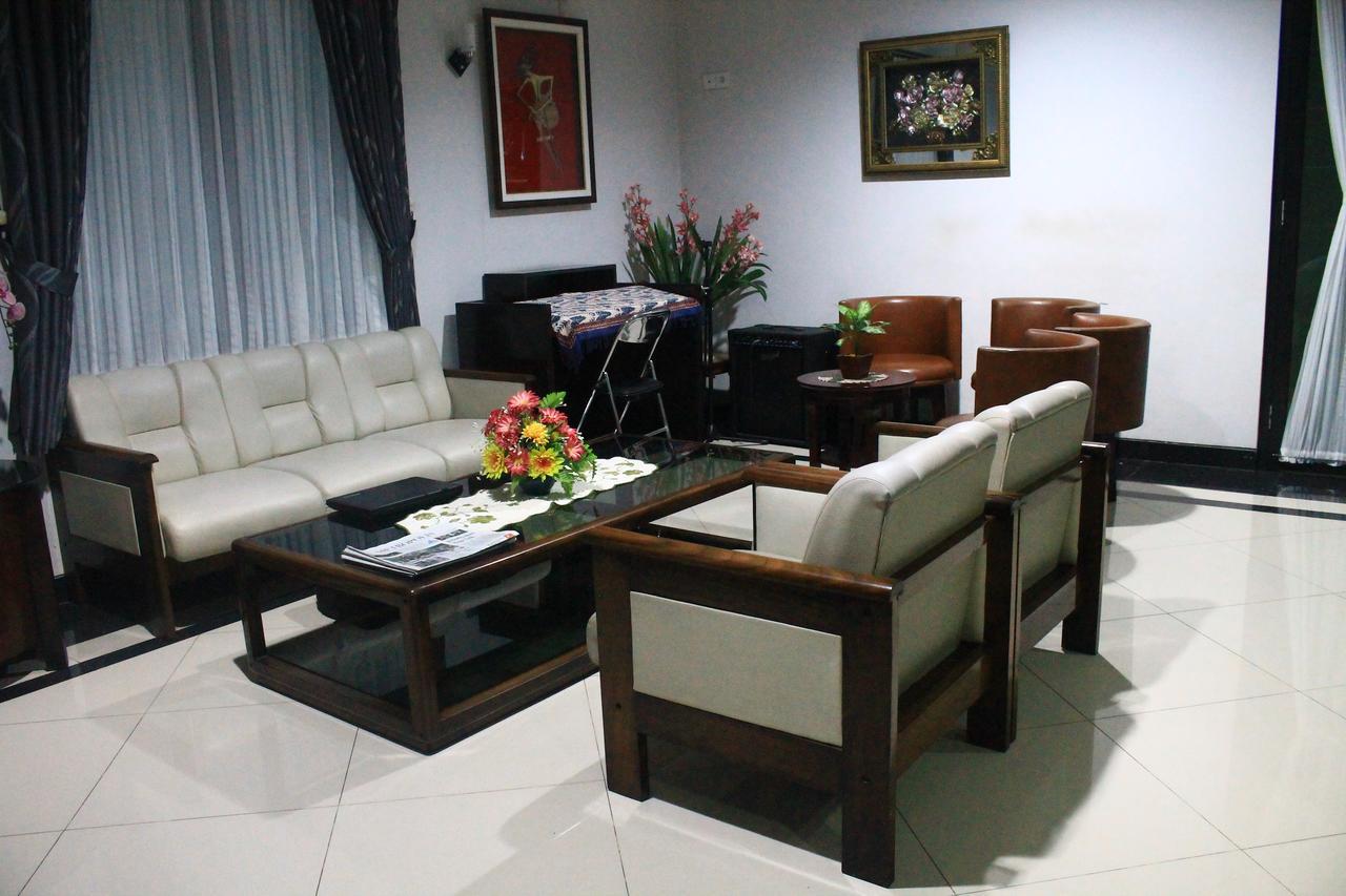 Carica Homestay Surabaya Eksteriør billede