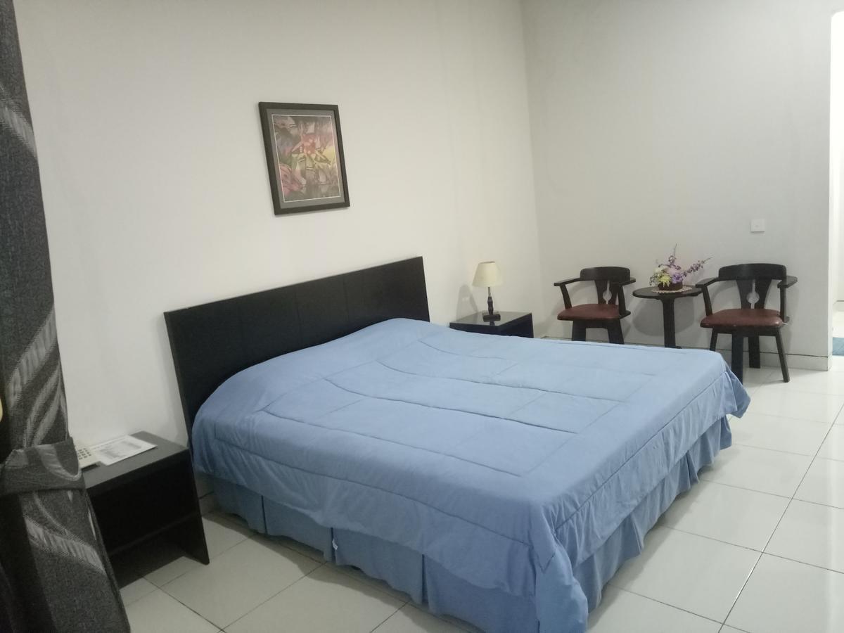 Carica Homestay Surabaya Eksteriør billede